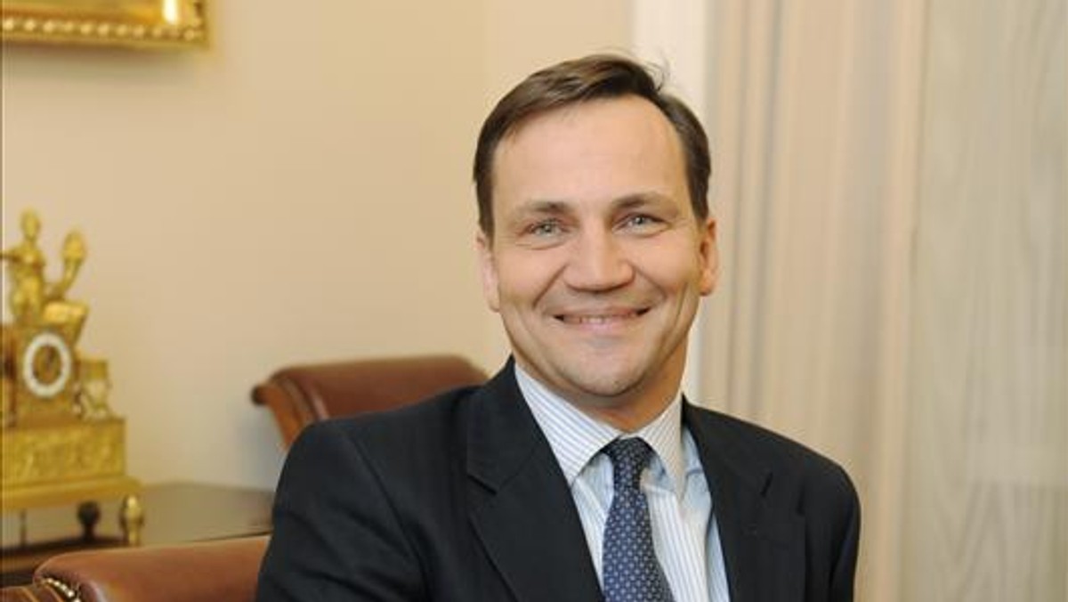 Raz się kończy pół wieku! Takiego jubileuszu wyprawiać byle gdzie nie można, a i goście powinni być zacni. Radosław Sikorski swoje 50. urodziny celebrował w pięknym pałacu w Helenowie, a uroczystość uświetnił między innymi jego przyjaciel, szef szwedzkiej dyplomacji. Carl Bildt przybył w eskorcie policji, a goście hucznie świętowali pod ochroną wojska.