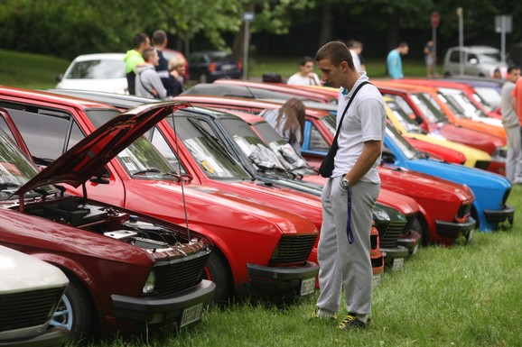 ŠALTERSKE ZBRKE OKO KUPOVINE POLOVNIH AUTOMOBILA Čekanje i brdo papirologije