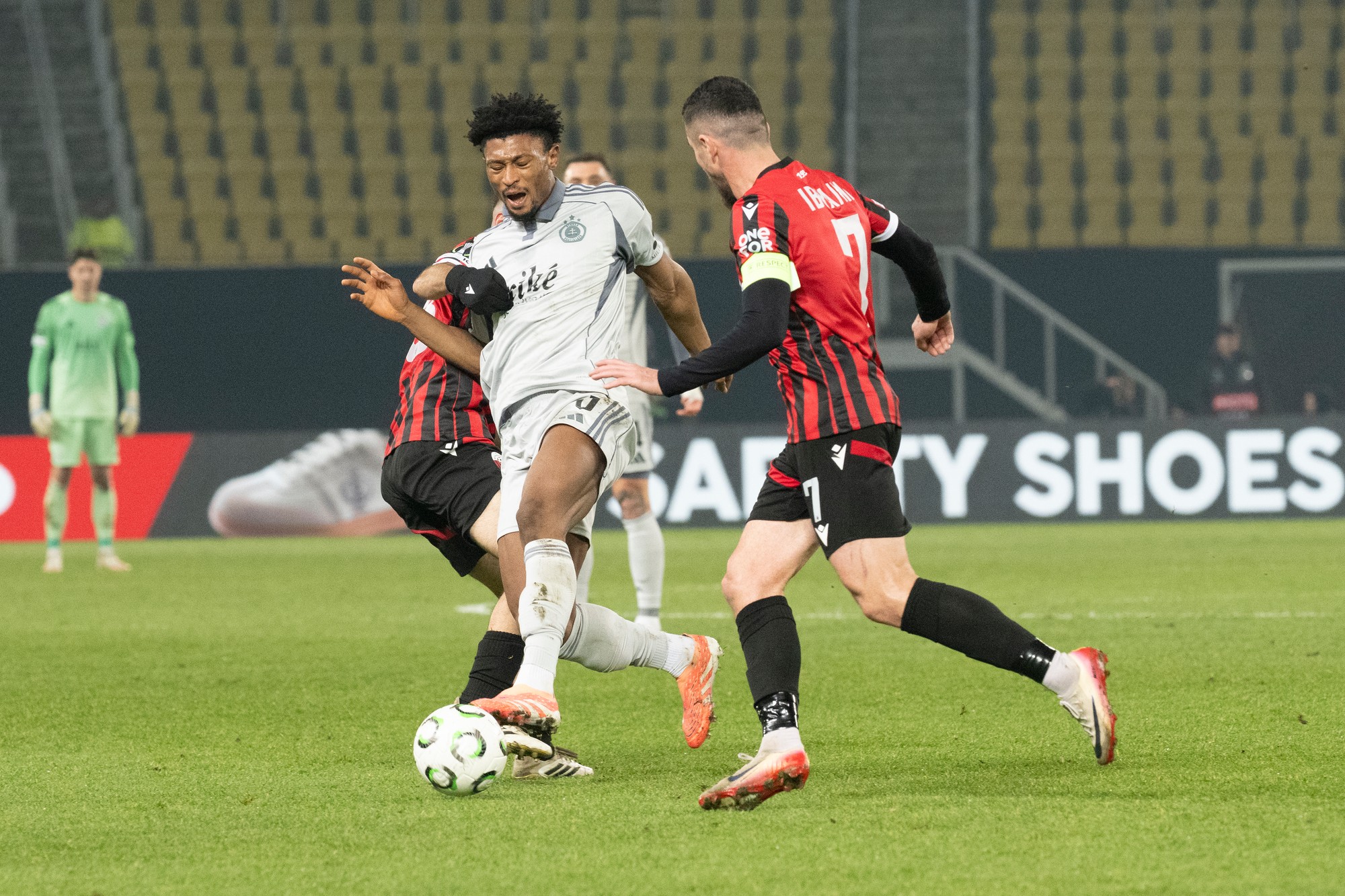 Uprostred Rahim Ibrahim (Slovan), vpravo Besart Ibraimi (Škendija) a vľavo Kamer Qaka (Škendija).