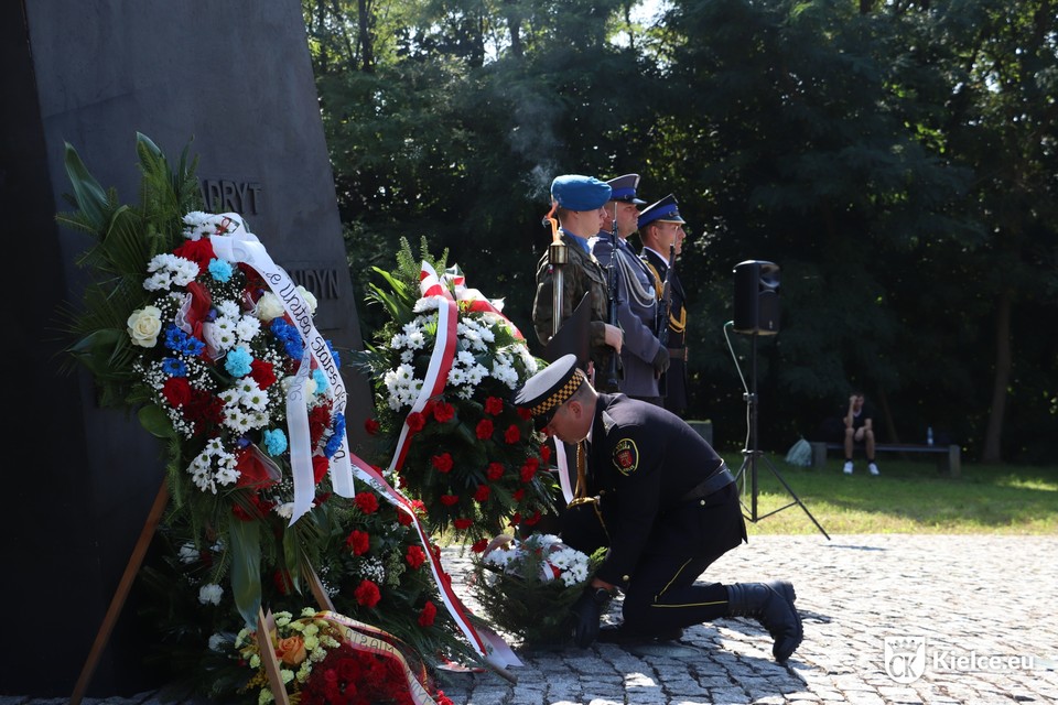 Uroczystości przed pomnikiem Homo Homini w Kielcach