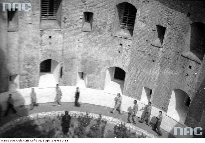 Więźniowie podczas spaceru. Więzienie przy ulicy Kamiennej w Krakowie. Sierpień 1934 rok.