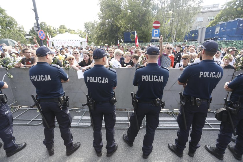 Tak zbroją Pałac Prezydencki! A pod Sejmem armatka wodna 