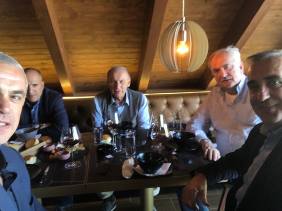 Božidar Maljković sa Zvezdanom Terzićem, Mitrom Mrkelom i Draganom Džajićem, a ugostio ih je Miša Zukanović