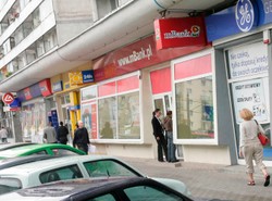 Banki zarobiły dużo mniej, więc zwalniają