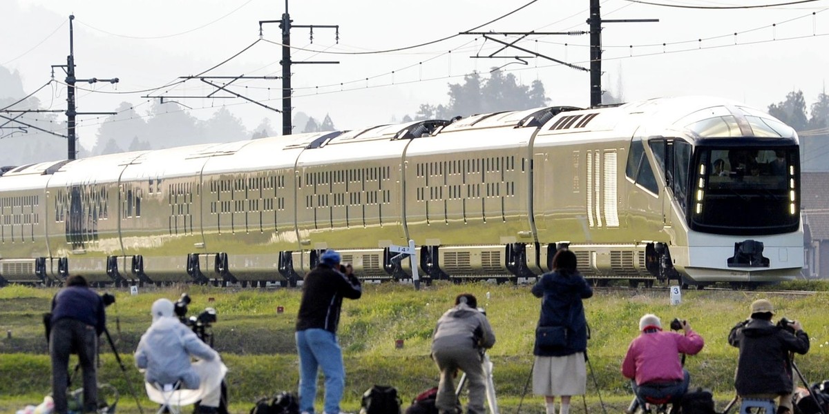 Luksusowy poci?g z wagonami sypialnymi w Japonii