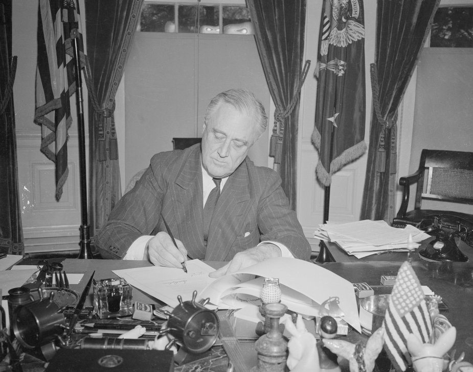 Prezydent Franklin D. Roosevelt podpisuje ustawę lend-lease o pomocy wojskowej dla sojuszników w wojnie z III Rzeszą. Biały Dom, 11 marca 1941 r. 
