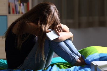 Kék Vonal: egyre több az önagresszív gondolatokkal telefonáló kamasz Magyarországon