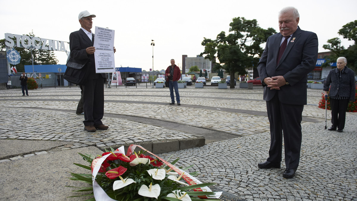 Były prezydent Lecha Wałęsa zrezygnował z pozwu przeciwko byłemu działaczowi "Solidarności" Krzysztofowi Wyszkowskiemu, który od lat oskarża go o współpracę z komunistyczną bezpieką. - To tchórzostwo - twierdzi cytowany przez "Rzeczpospolitą" Wyszkowski. Wałęsa twierdzi z kolei, że skoro wygrał już jeden proces w podobnej sprawie, nie ma sensu ciągnąć sprawy dalej.