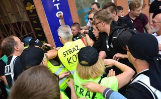 Radom: Kary dla strażników miejskich za brak interwencji podczas manifestacji KOD-u
