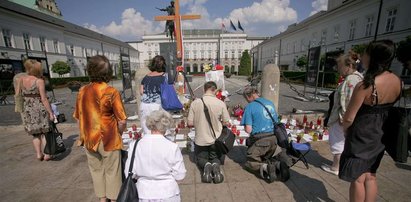 Schetyna za pomnikiem przed Pałacem Prezydenckim