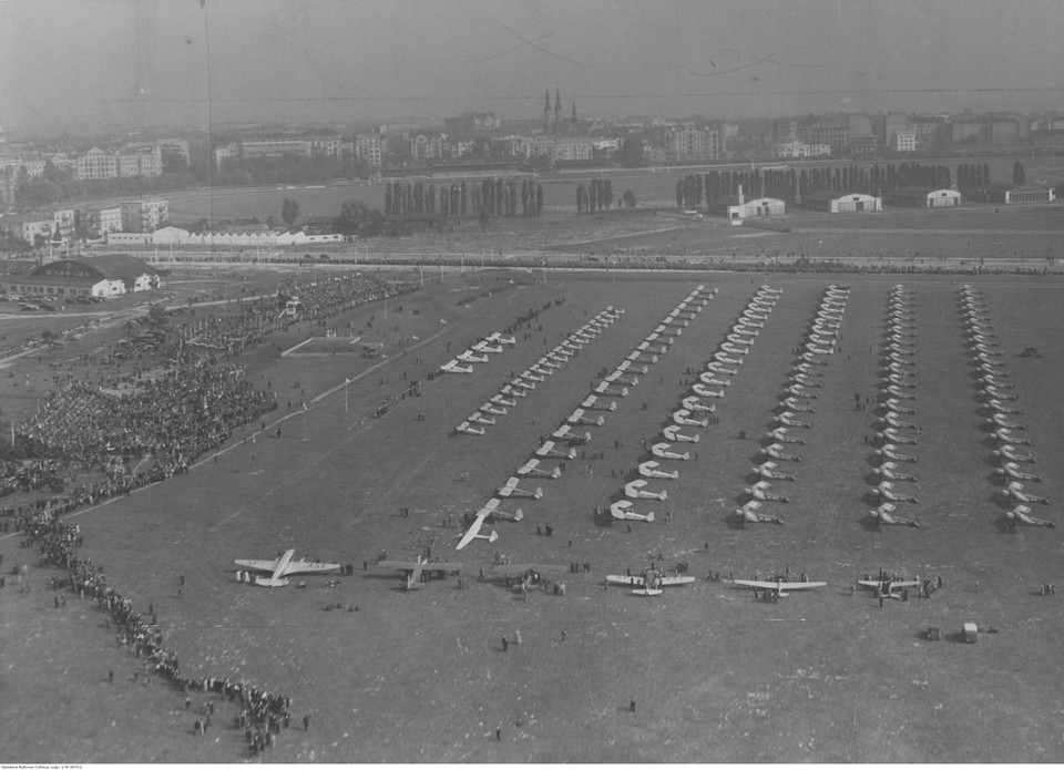Przekazane samoloty (m.in. RWD-8) na Lotnisku Mokotowskim