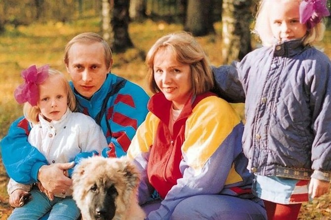 Vladimir Putin sa bivšom suprugom Ljudmilom i ćerkama Marijom i Katerinom