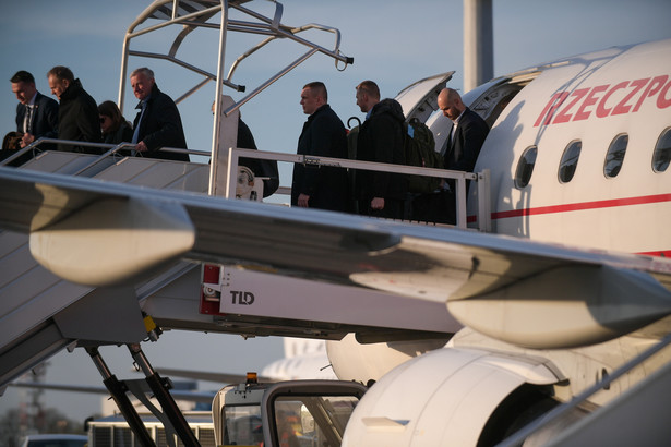 Premier Donald Tusk i minister ds. Unii Europejskiej Adam Szłapka na lotnisku w Brukseli