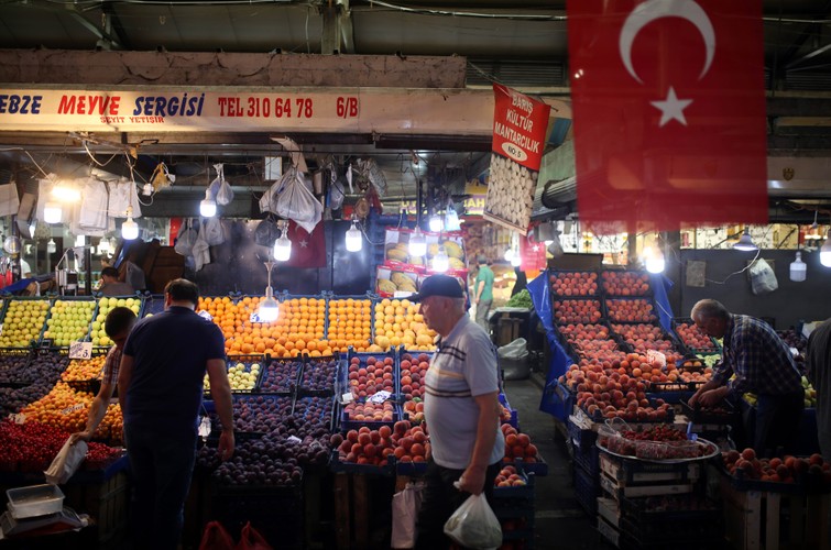 Od czasu nieudanego puczu w obrębie swobód obywatelskich nastąpiło wiele ograniczeń, prawa pracownicze były nieustannie naruszane, policja atakowała protestujących pracowników, ci zaś, którzy próbowali się organizować, trafiali do aresztu. W listopadzie 2018 roku nieznani sprawcy zastrzelili Abudllaha Karacana, przewodniczącego związku pracowników przemysł gumowego i chemicznego podczas wizyty u pracowników fabryki opon Goodyear w Adapazari. 
Również w listopadzie 26 członków związków zawodowych zostało skazanych na karę pozbawienia wolności na 5 miesięcy za „nieprzestrzeganie prawa podczas spotkań i demonstracji” po tym, jak wzięli udział w proteście w zakładzie Renault w Oyak w marcu 2016 roku. Pracownicy domagali się wówczas prawa do zrzeszania się w ramach firmy. Protest ten został brutalnie stłumiony przez policję.