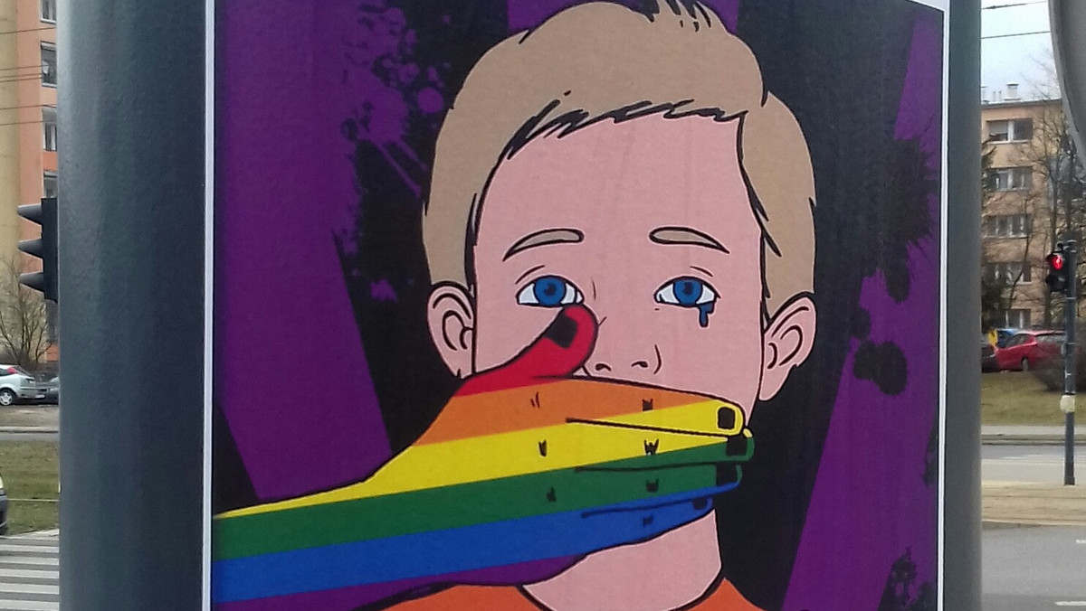 W różnych częściach Łodzi pojawiły się plakaty zrównujące osoby LGBT+ z pedofilami - alarmuje łódzkie stowarzyszenie Fabryka Równości, które rozprawia się z nieprawdziwymi informacjami zawartymi na grafikach. "Sam plakat nawet ładny, ale przedstawione na nim treści są niestety bardzo wypaczone i nieprawdziwe" - pisze stowarzyszenie.