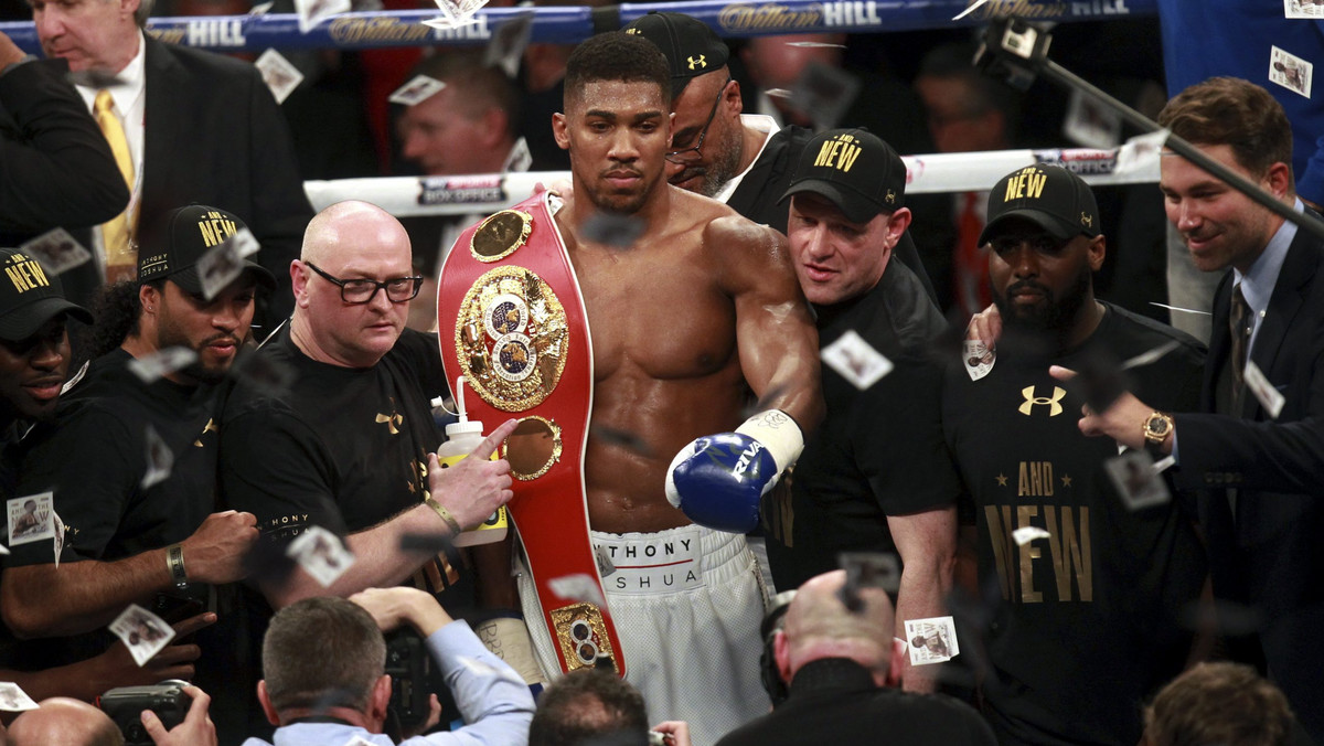 Anthony Joshua został nowym mistrzem świata federacji IBF w wadze ciężkiej. Brytyjczyk, uznawany za największy talent światowego boksu, znokautował już w drugiej rundzie Charlesa Martina. Tym samym Amerykanin stracił swój pas w pierwszej jego obronie.