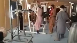 A dodzsemező fegyveres táliboknál is szürreálisabb videó kering a neten Kabulból