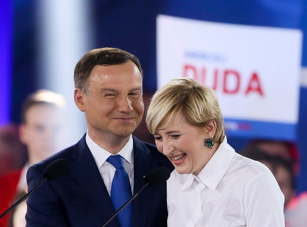 SONDAŻ dziennikarzy: Duda o włos przed Komorowskim!