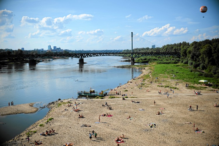 Pracujesz na lądzie, wypoczywaj nad wodą. Miejska plaża w Warszawie