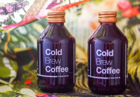 Cold brew - idealna kawa na gorące dni. Jak powstaje i gdzie można ją kupić