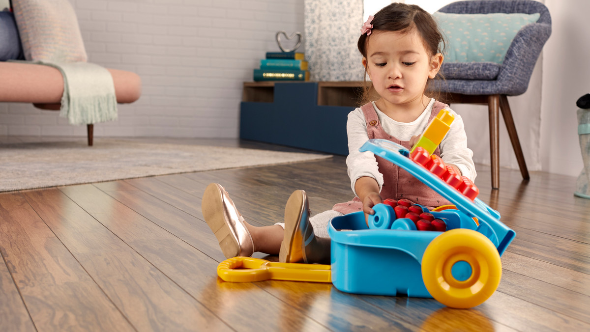 Marka Fisher-Price skończyła 90. lat Prawie 100 lat temu, w 1930 roku Irving Price, Herman Fisher i Helen M. Schelle stwierdzili, że świat potrzebuje zabawek, które "będą się odwoływać do wyobraźni, wprowadzać do zabawy coś nowego i zaskakującego". I tak się zaczęło. A co było dalej? Poznajcie kilka ciekawostek dotyczących historii jednej z najpopularniejszych marek dla dzieci.