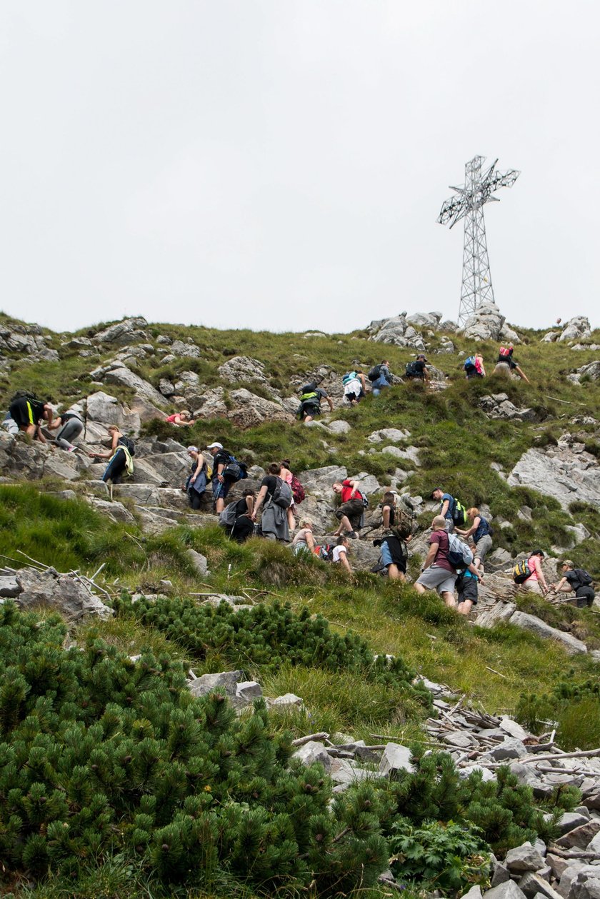 Tak wygląda codziennie kolejka do wejścia na Giewont. Ofiar mogło być więcej?