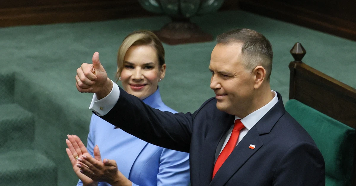 Trumpowski styl w Pałacu Prezydenckim? Nawrocki z czerwonym krawatem i jasnym przekazem
