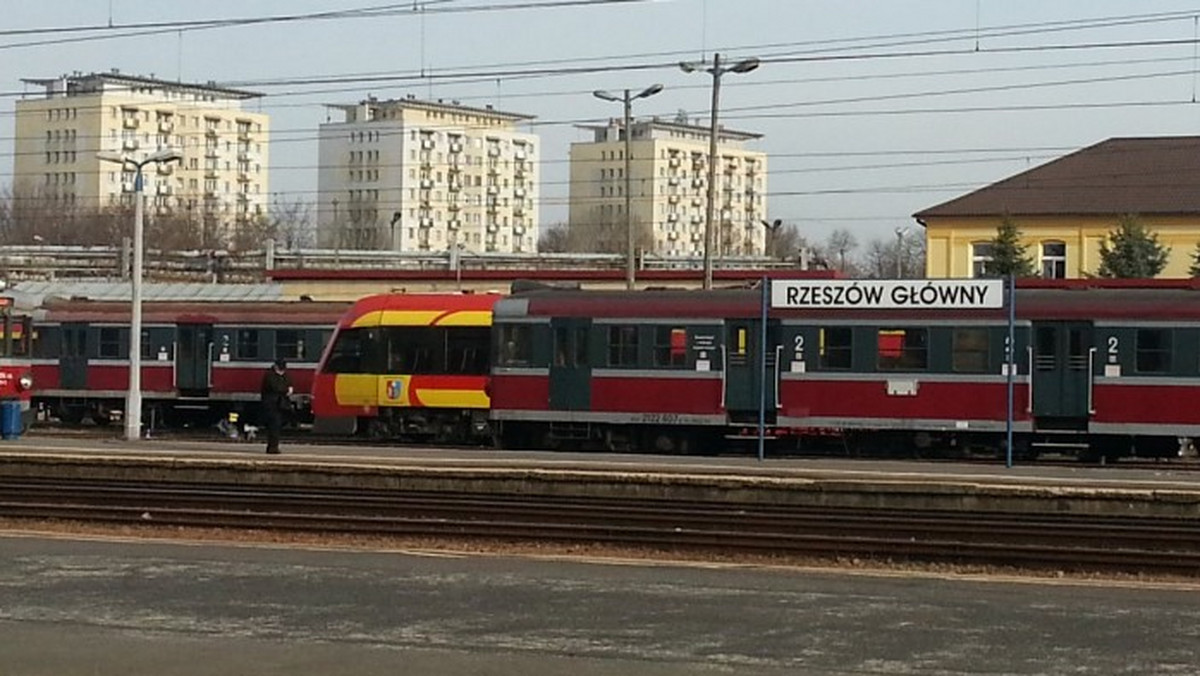 Z powodu remontu linia kolejowa Rzeszów-Jasło-Zagórz ponownie została zamknięta dla pociągów. Taka sytuacja potrwa aż do końca sierpnia. Pasażerowie kolei nie mogą liczyć na autobusową komunikację zastępczą, bo nie zorganizował jej samorząd województwa.