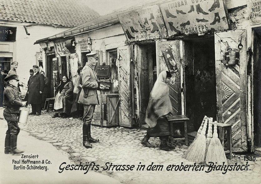 Białystok, 1915. Sklepiki żydowskie obok rausza miejskiego. Na pocztówce napis: ,,Ulica handlowa w podbitym Białymstoku''
