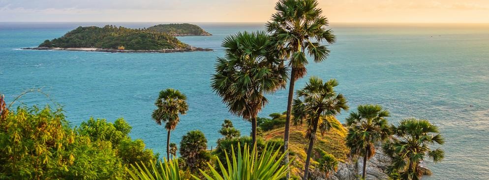 Phuket - największa wyspa należąca do Tajlandii. W marcu nieco mniej zatłoczona, ale nadal z doskonałą pogodą dla miłośników leżenia na plaży. Temperatury, których można się spodziewać w marcu na Phuket oscylują w granicach 33 stopni.