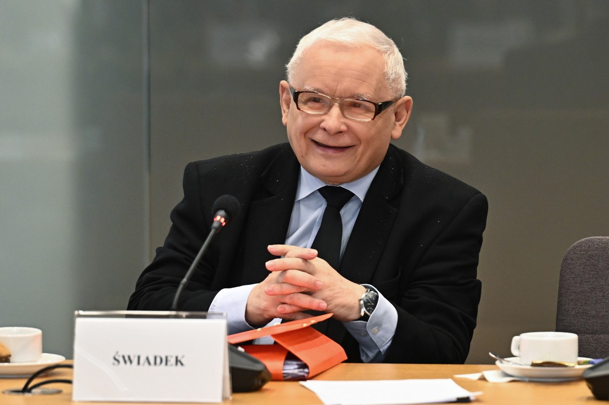 Warszawa, 24.05.2024. Wezwany na świadka prezes Prawa i Sprawiedliwości Jarosław Kaczyński podczas posiedzenia sejmowej komisji śledczej do zbadania legalności, prawidłowości oraz celowości działań podjętych w celu przygotowania i przeprowadzenia wyborów Prezydenta Rzeczypospolitej Polskiej w 2020 r. w formie głosowania korespondencyjnego, 24 bm. w Sejmie w Warszawie. (jm) PAP/Radek Pietruszka
