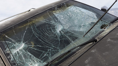 Tragikus baleset történt Pest megyében: két autó csapódott egymásba, az egyik sofőr életét már nem tudták megmenteni