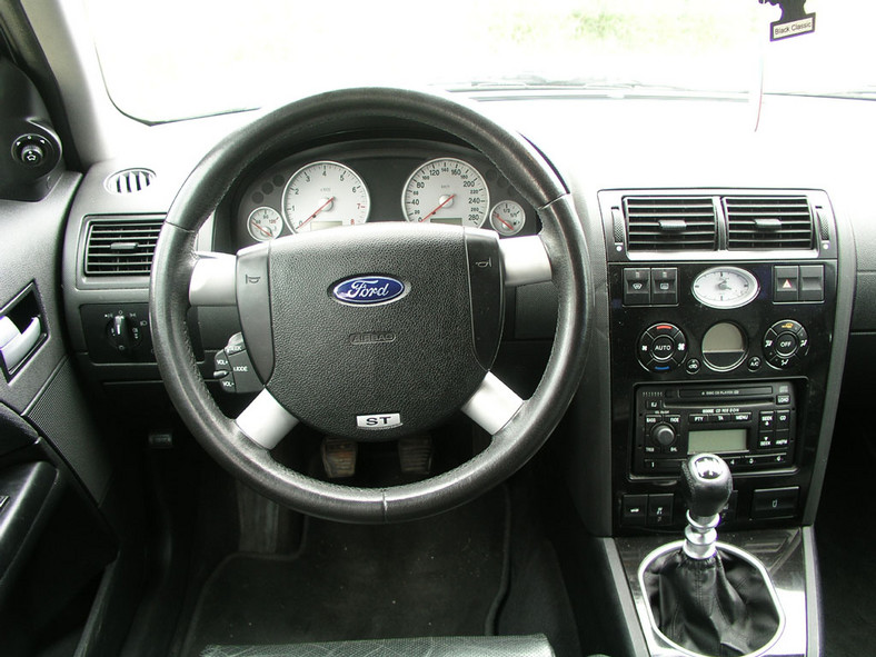 Ford Mondeo ST220: Prorodzinny Grand Tourer