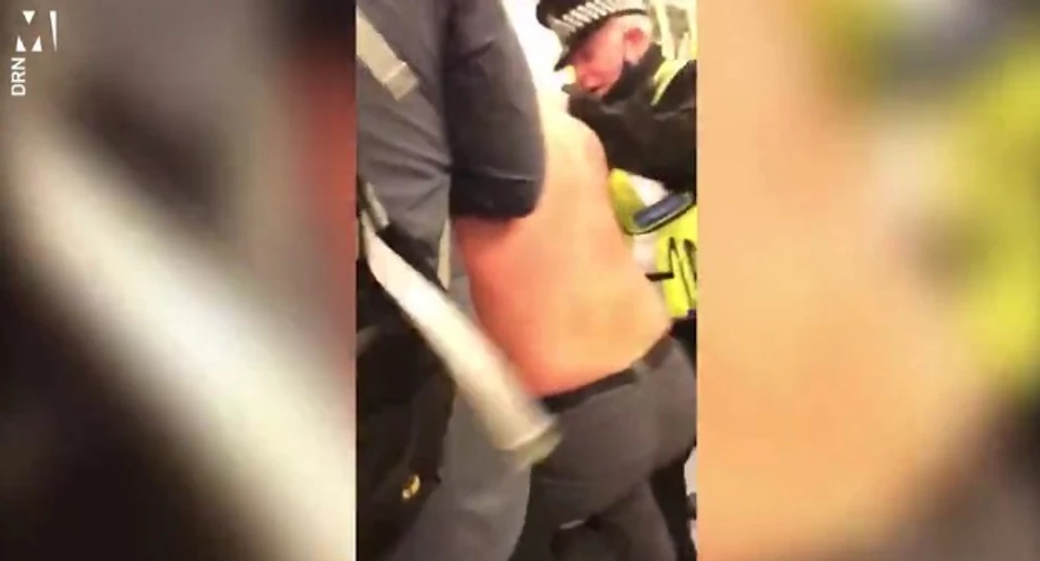 Britanski policajac poprskao putnika biber sprejom u metrou 