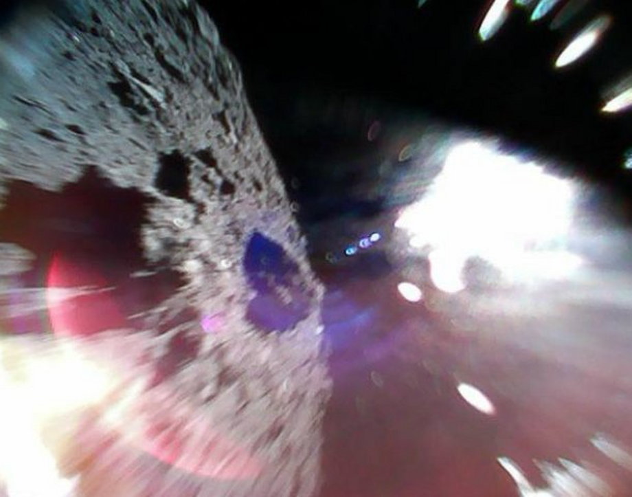 Asteroida Ryugu podczas skoku jednego z łazików