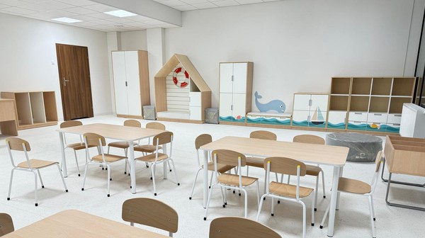 W przedszkolu mieści się pięć w pełni wyposażonych, klimatyzowanych sal oraz pomieszczenia administracyjno-służbowe. 