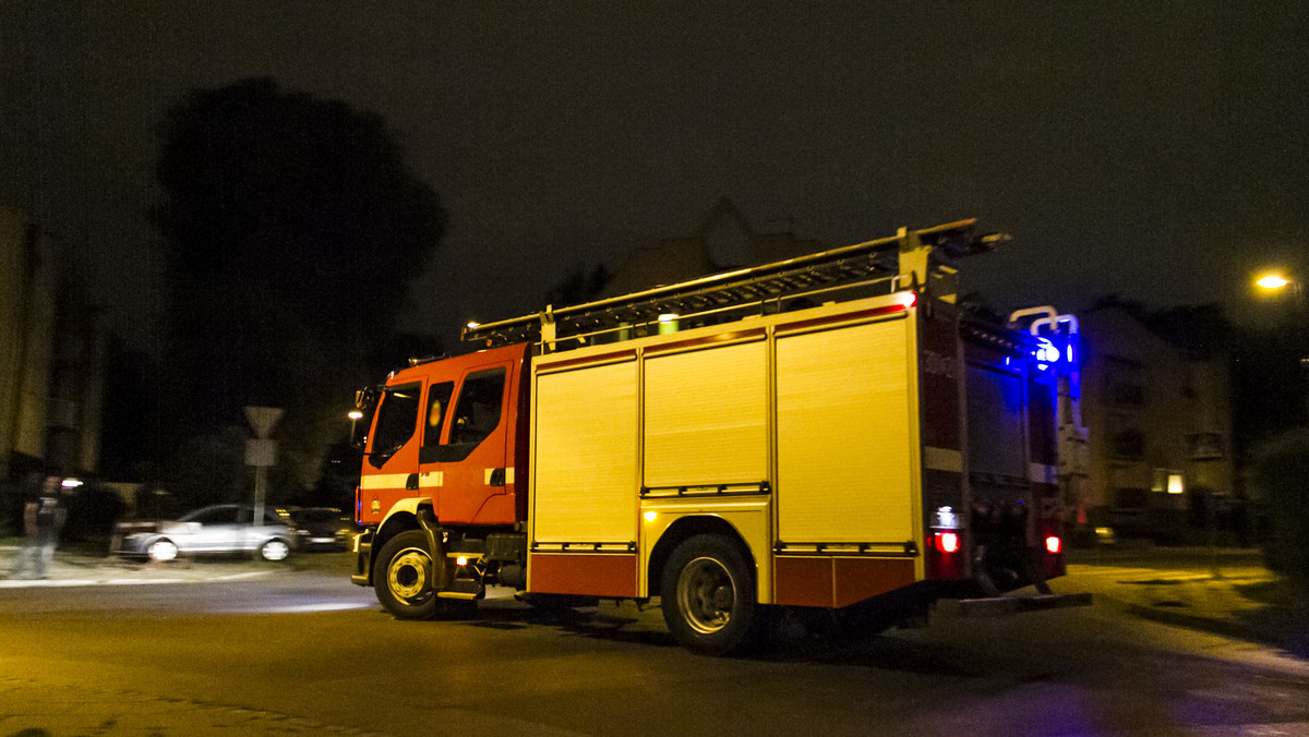 Po trzeciej w nocy w budynku przy ulicy Krośnieńskiej wybuchł pożar. Strażacy ewakuowali kilkanaście osób. Nie udało się uratować ok. 50-letniego mężczyzny.
