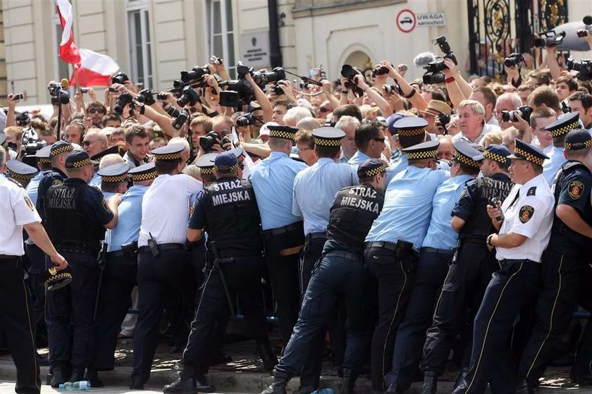 Jest już krzyż przed Pałacem Prezydenckim