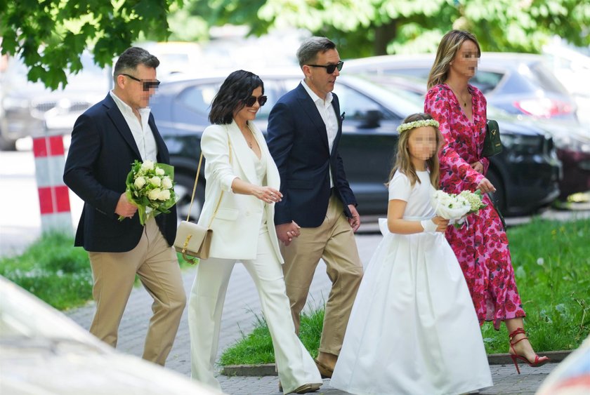 Maciej Kurzajewski i radosna Kasia Cichopek w drodze do kościoła. 