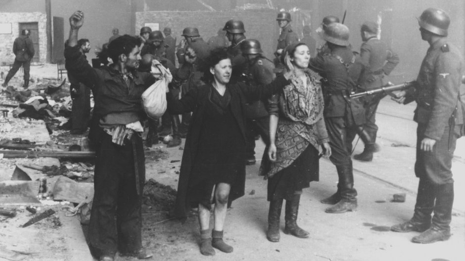 Warszawa, między 19 kwietnia a 16 maja 1943. Oddział SS aresztuje powstańców przy ulicy Nowolipie w pobliżu skrzyżowania z ulicą Smoczą. Fot. z Raportu Stroopa