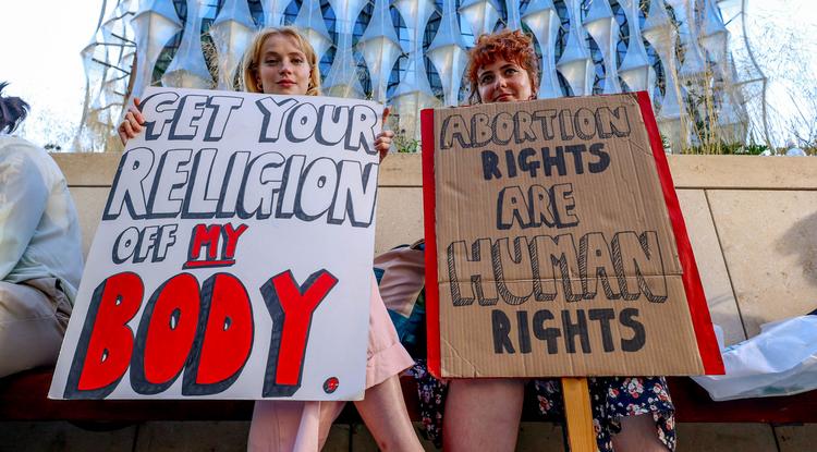 Az abortusz válaszhatósága mellett tüntető nők 