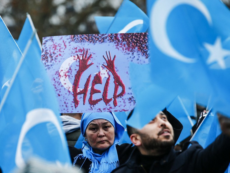 Demonstranci w Berlinie biorą udział w proteście przeciwko łamaniu praw człowieka przez Chiny, 27 grudnia 2019 r.