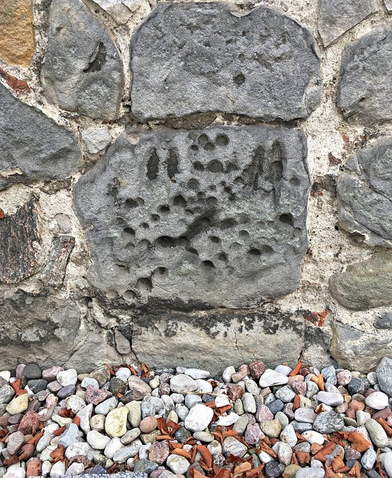 Tajemnice konińskiej fary - dołki i napisy na murach.