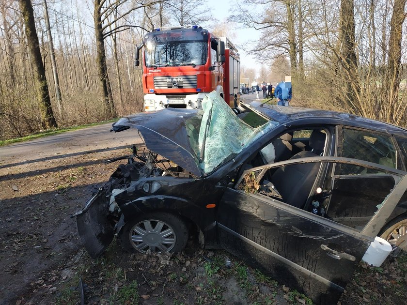 Zmiażdżony ford. W środku ciężarna kobieta