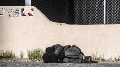 Földön fekvő hajléktalant sz.pott le egy férfi a nyílt utcán Budapesten – A kamera az egészet rögzítette