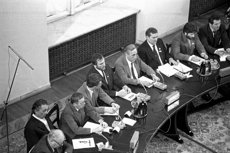 Strona Solidarnosciowa: Tadeusz Mazowiecki, Lech Walesa, Wladyslaw Frasyniuk, Zbigniew Bujak, Bronislaw Geremek