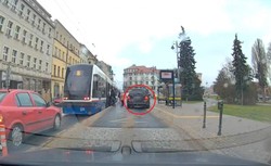 Bydgoszcz: niemal przejechał po stopach ludziom wysiadającym z tramwaju [NAGRANIE]