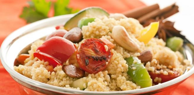 Jeżeli po zakupach zauważymy, że zakupione produkty są przeterminowane można to zgłosić powiatowemu inspektorowi sanitarnemu. Z wnioskiem należy okazać zakupiony produkt oraz rachunek ze sklepu. Sanepid powinien wtedy skontrolować sklep, a sprzedawcy grozi za to mandat. Jego wysokość jest uzależniona od wyników kontroli, a przede wszystkim od ilości produktów po terminie znalezionych w sklepie.