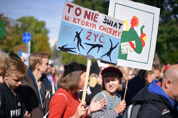 W dalszym ciągu oddalamy się od celu neutralności klimatycznej, którego osiągnięcie – jak twierdzą naukowcy – jest niezbędne, żeby utrzymać wzrost temperatur w granicach 1,5 st. C od początku ery przemysłowej i oddalić groźbę klimatycznej reakcji łańcuchowej