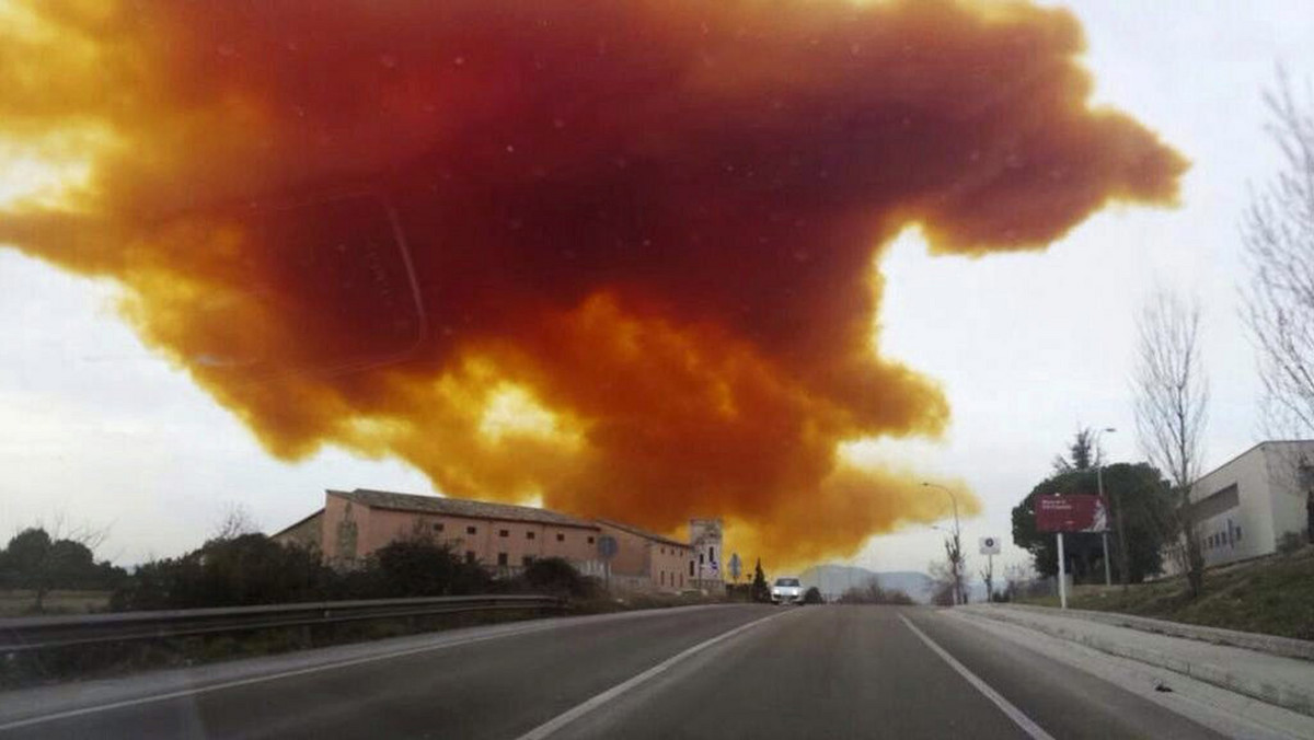 Po wybuchu w zakładach chemicznych lokalne władze nakazały mieszkańcom czterech miejscowości na północnym wschodzie Hiszpanii, by nie wychodzili z domów. Nad obszarem unosi się pomarańczowa toksyczna chmura.